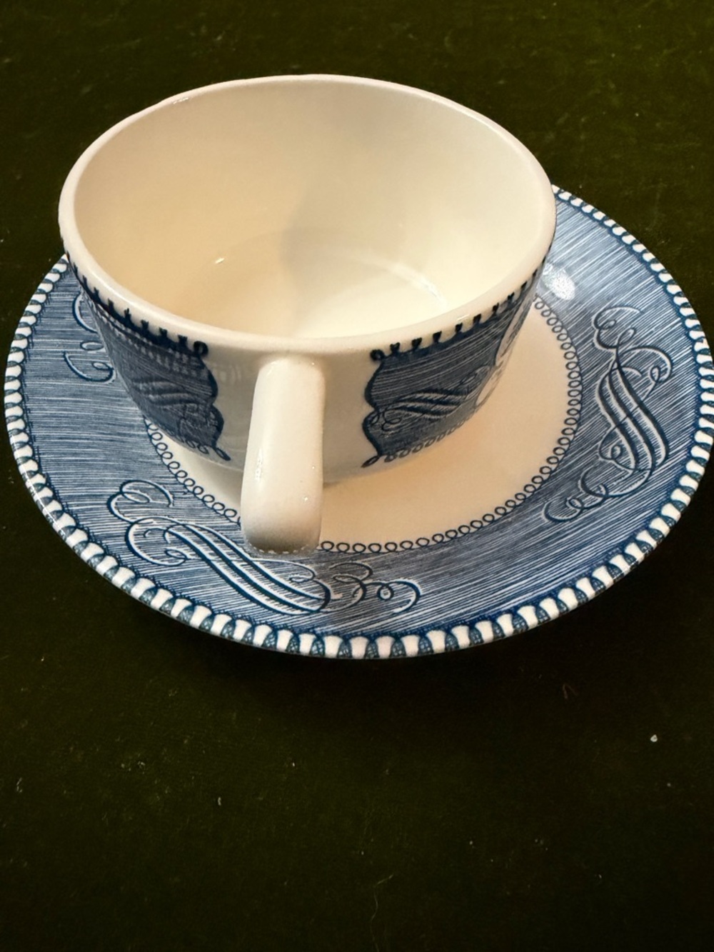 Vintage Royal China “Currier&Ives” blue and white tea cup and saucer set - Picture 4 of 10